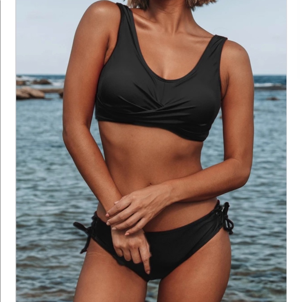 Bikini - Picture 3 of 9